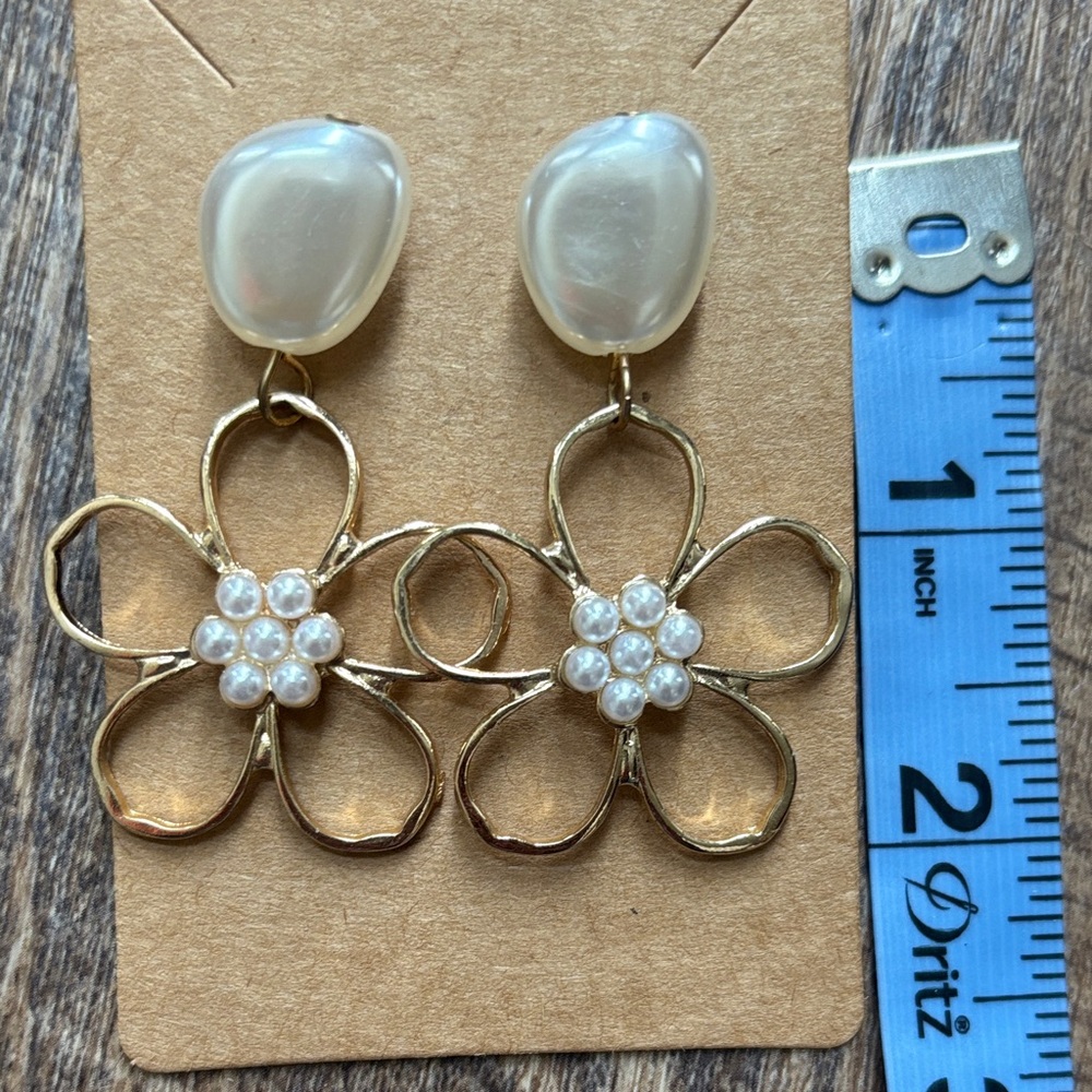 Elegant Gold and Pearl Flower Earrings - Picture 3 of 5